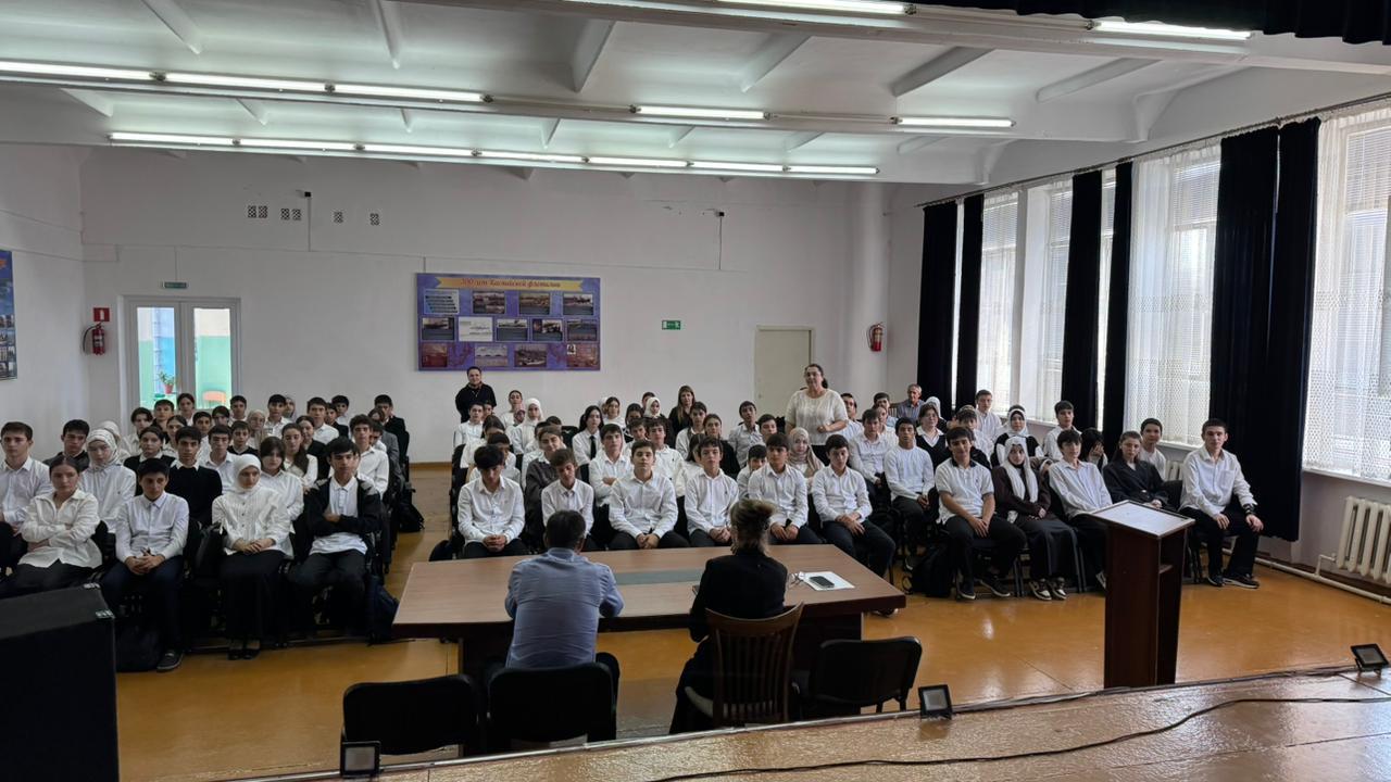 В МБОУ «СОШ №3» г. Каспийска состоялась патриотическая и профилактическая встреча с учащимися, в том числе с иностранными школьниками